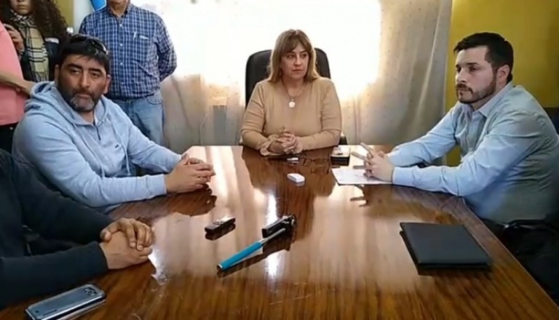 Firma convenio entre municipio de Rio Turbio  y TALKA. (Imagen del video de FM El Portal 96.5)