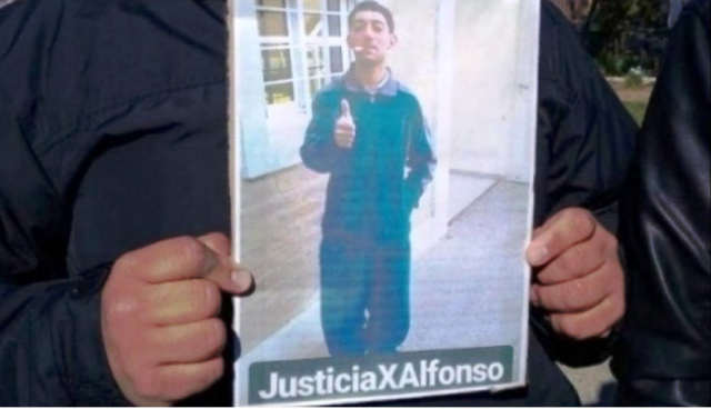 Foto de Alfonso y el pedido de justicia. 