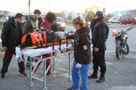 Dos motociclistas fueron hospitalizados tras colisionar