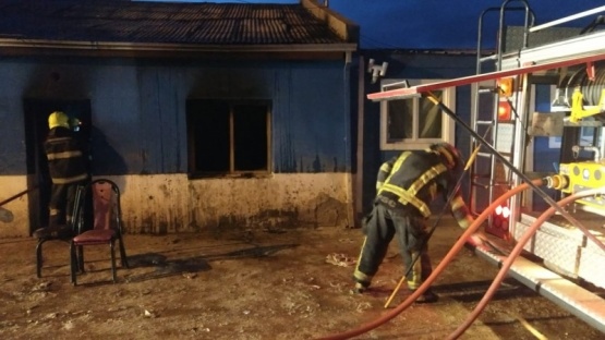 La casa terminó totalmente incendiada. 