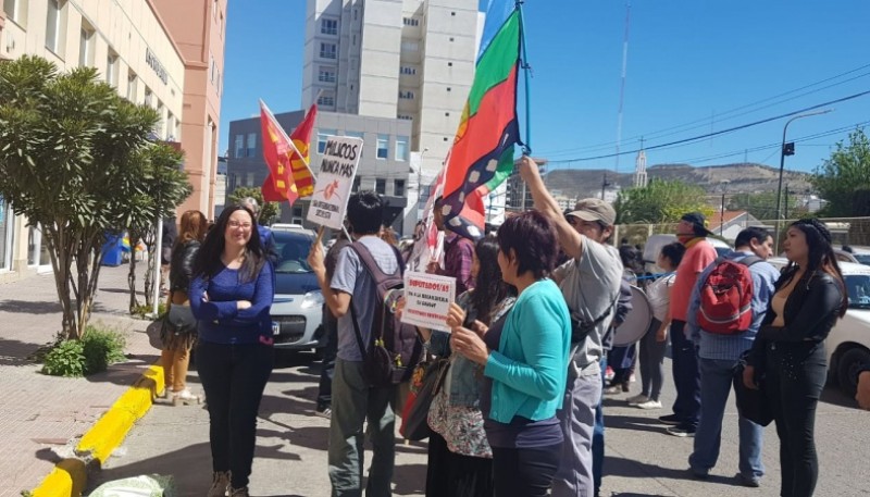 Reclamo frente al consulado de Chile. 