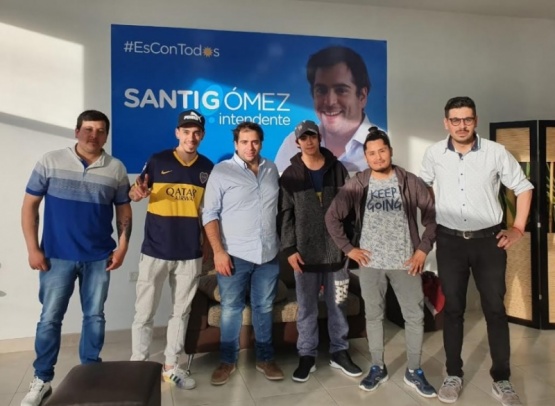 Santiago Gómez junto a vecinos. 