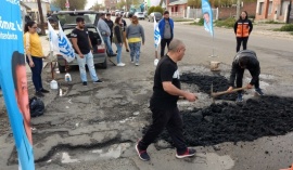 Gómez Bull cerró la campaña realizando bacheo en la ciudad