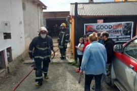 Se prendió fuego un vehículo en un taller mecánico 