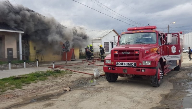 Bomberos intentando sofocar el incendio. 