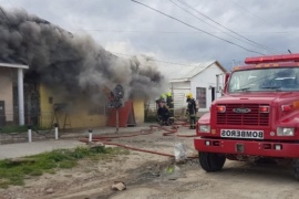 Un cortocircuito provocó un incendio en tres precarias casas