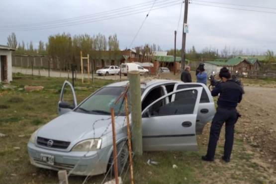 El Chevrolet Corsa chocó contra el cerco del terreno (Foto: C.Robledo).