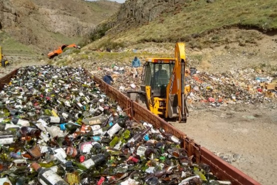 Cargaron un camión con 15 mil kilos de vidrio para reciclar