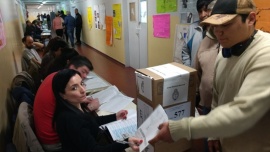 Con gente haciendo filas, arrancan las elecciones