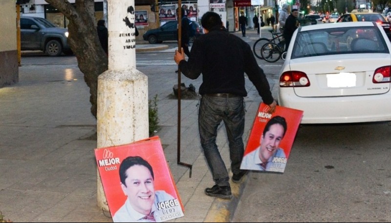 Comenzó la remoción de carteles de Jorge Cruz 