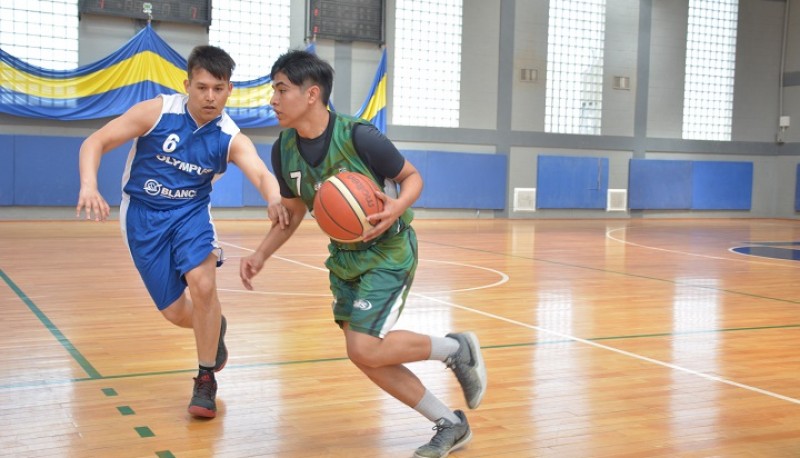 Acción en la liga de basquet riogalleguense. 