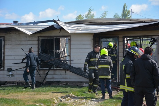 Destrozos por incendio en la vivienda de Los Álamos (Foto C.R.)