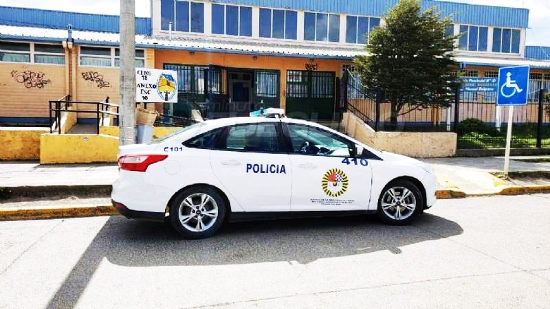 Policía frente al colegio.