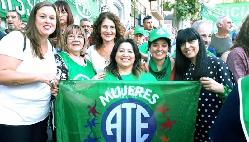 Alba Curaqueo (en el centro), ayer en asunción de autoridades de ATE.