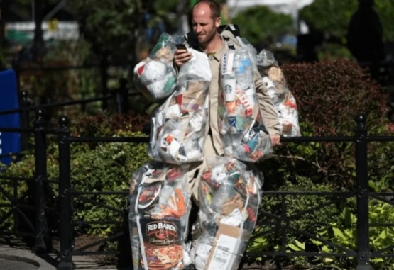 El nuevo logro del 'hombre basura' que recorre las calles con sus desechos