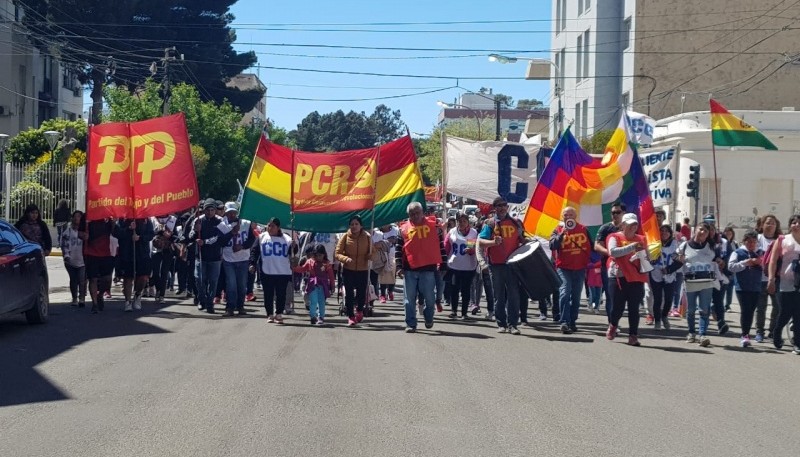 La gente movilizada en las calles de Comodoro.