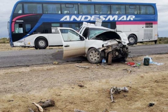 Destrozos en la Saveiro al chocar con el colectivo (Foto Diario Río Negro) 