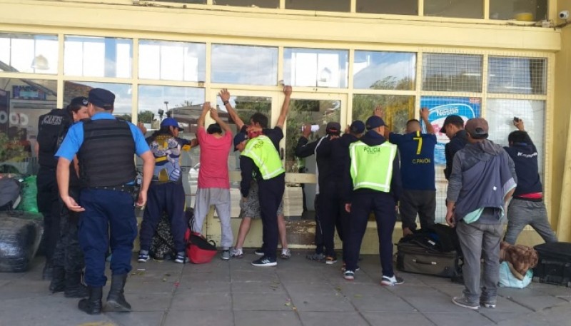  Migraciones y Policía en la terminal