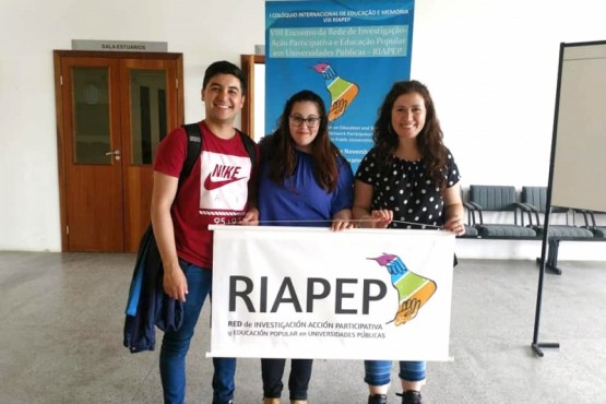 Natalia Michniuk con los alumnos Miguel Miño y Florencia Valencio de la Lic. en Psicopedagogía.