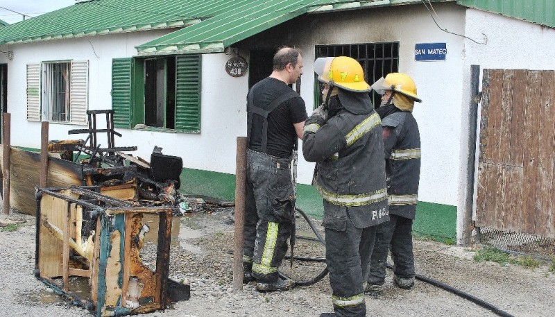 Tres dotaciones de bomberos trabajaron en el lugar. (Fotos: J.C.C.)