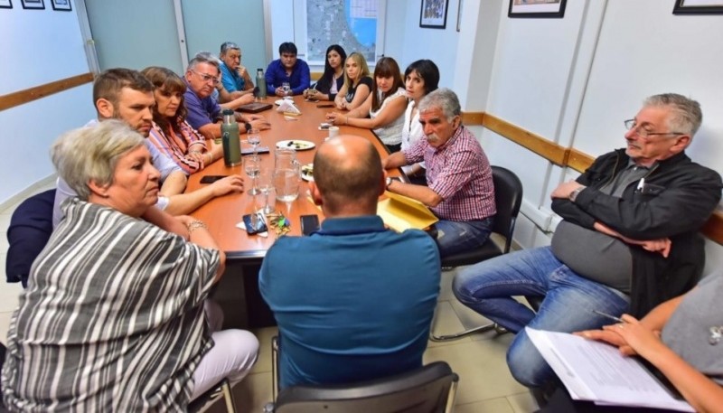 Sastre junto a los diputados electos.