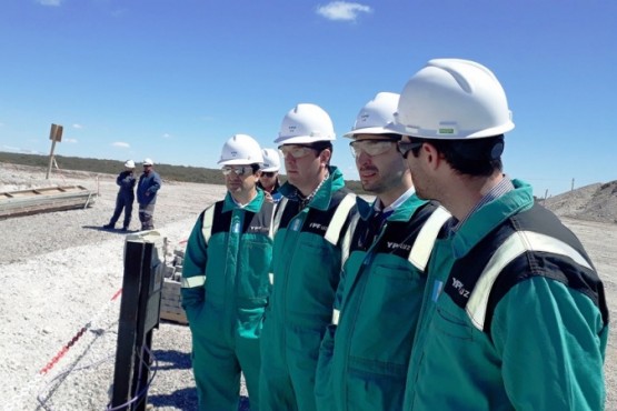 El Ministro de Economía de Santa Cruz junto a autoridades de YPF.