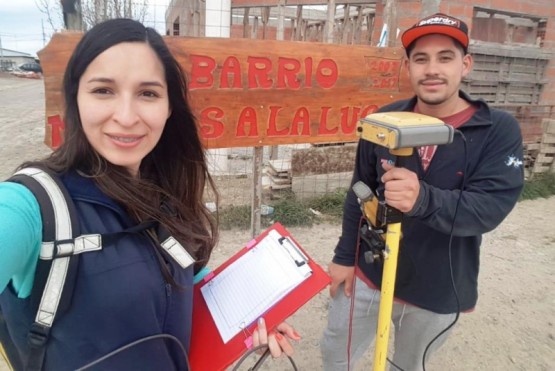 Cintia Cruz y Exequiel Kaschewski en el B° Madres a la Lucha.