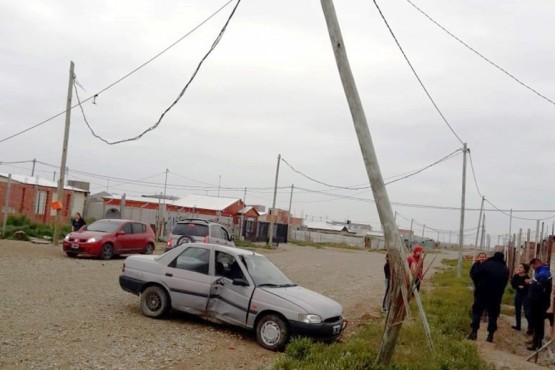 Estado en que terminó el rodado y el poste tras el impacto. 