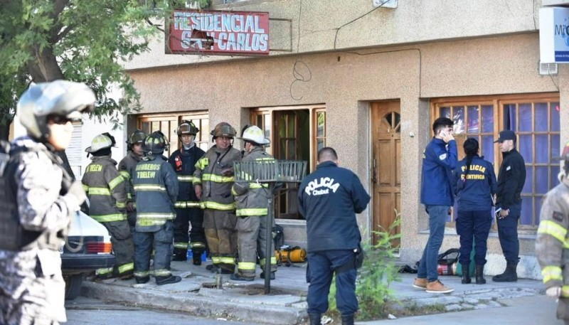 Personal policial y de Bomberos trabajando en el lugar.