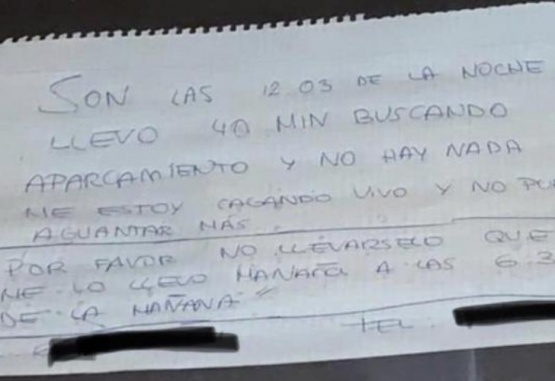 Quería ir al baño, tuvo que dejar su auto, y escribió una insólita nota para que la grúa no se lo lleve