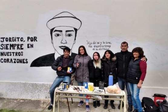 La familia de Jorge Peña junto a las dos jóvenes. 