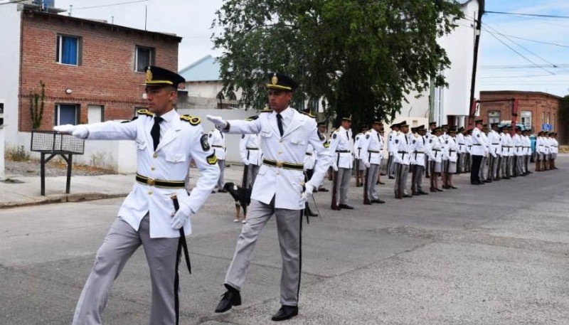 El Instituto de Formación Policial N° 811 realizó su cambio de abanderados