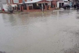 Se paró en la calle porque pasan los autos y se le inunda la casa