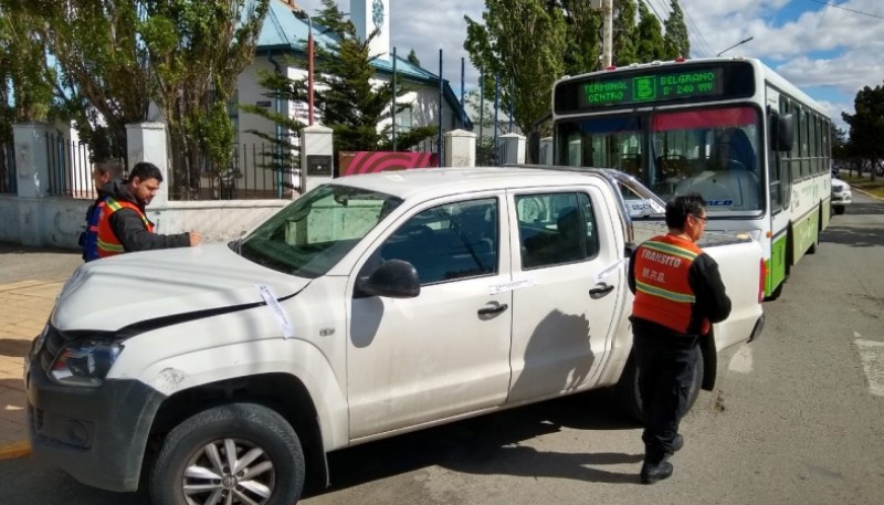 Camioneta que impactó con colectivo. (C.G)