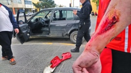 Motociclista herido luego de impactar un vehículo