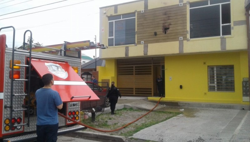 Personal de bomberos en el lugar. 