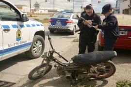 Colisionó un auto y una moto en la Avenida Balbín