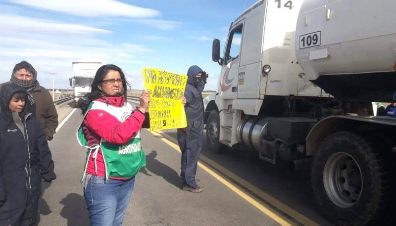 Los trabajadores en reclamo en la ruta. 