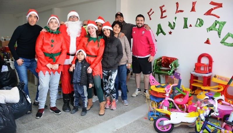 Papá Noel y sus ayudantes (Foto C.Robledo).