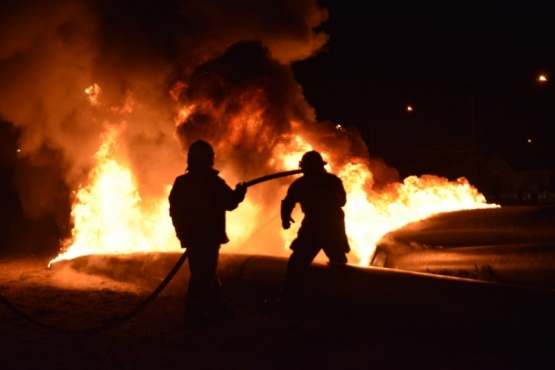 Arduo trabajo de bomberos (Fotos: M. Rebolledo).