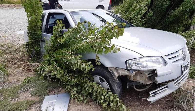 El Volkswagen Gol entre los árboles. 