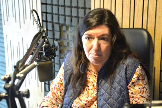 Julia Chalub en los estudios de Tiempo FM.