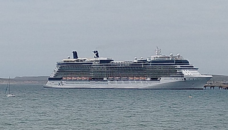 El crucero arribando a la ciudad portuaria.