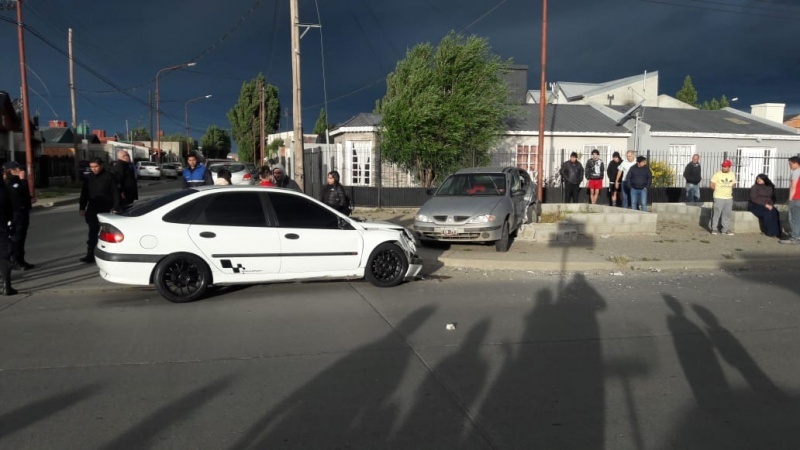 Uno de los rodados terminó sobre la vereda.