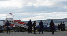 Chocó un paredón, cayó a la orilla y lo sacaron con grúa