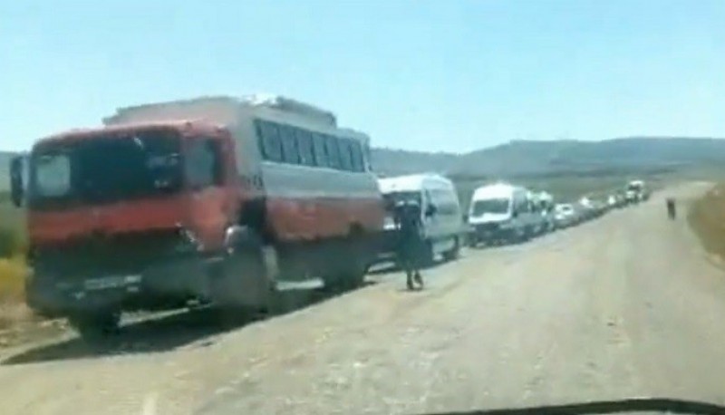 Fila en el acceso a la frontera con Chile. 