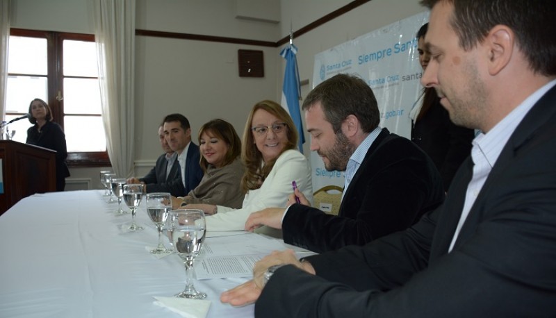 Alicia junto al Presidente del Instituto de Energía. 