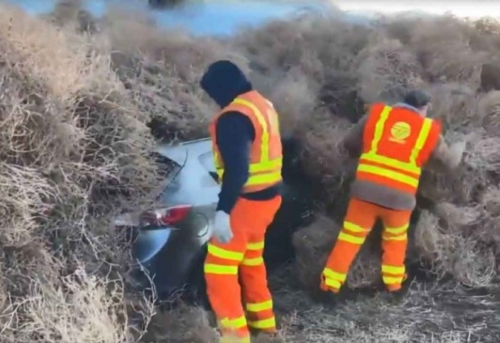 Captura de video del rescate de los automovilistas que quedaron bajo las plantas rodadoras en la autopista.