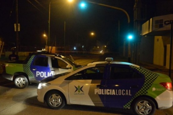 Móviles policiales en el lugar (Foto: LS 11 Radio Provincia).