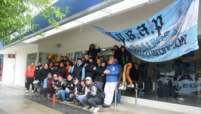 Vigiladores afuera del Banco Patagonia en Río Gallegos (Foto: F. Capadona).